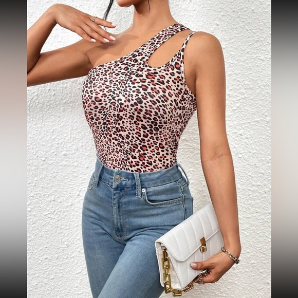 Leopard print one shoulder cutout blouse - Picture 3 of 6